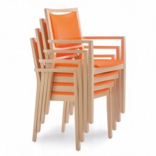 Sedia impilabile con braccioli in legno